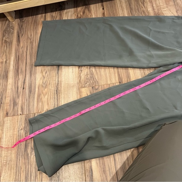 NWT Lululemon On The Fly Pant *Wide Leg Woven 31.5"
Grey Sage - Picture 8 of 12